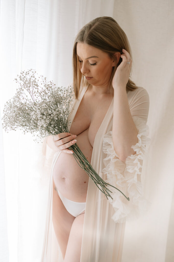 flowers with pregnancy photoshoot